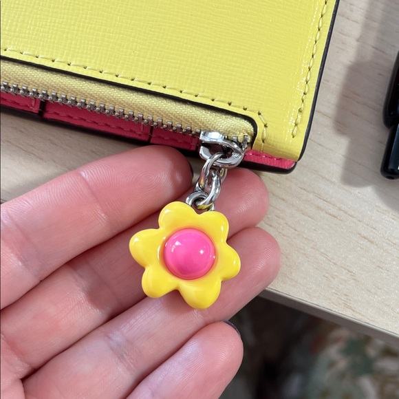 Kate Spade Devin Small Slim Bifold Wallet in yellow - excellent condition - Picture 3 of 5